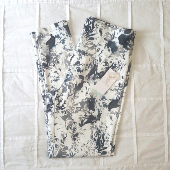 🌷BALANCE COLLECTION - 25' White Whispy Floral Compression 7/8 Legging - Size XL - Picture 3 of 5